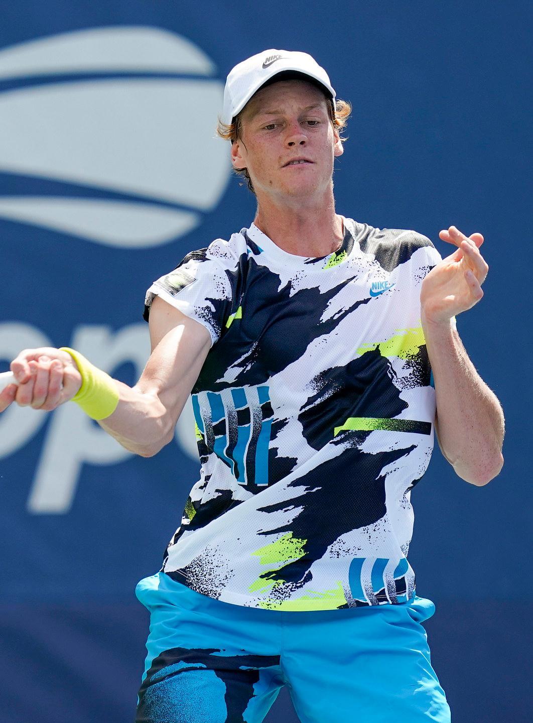 Sinner sfiora l’impresa Domina Khachanov, lotta contro l’infortunio e cede solo al tiebreak
