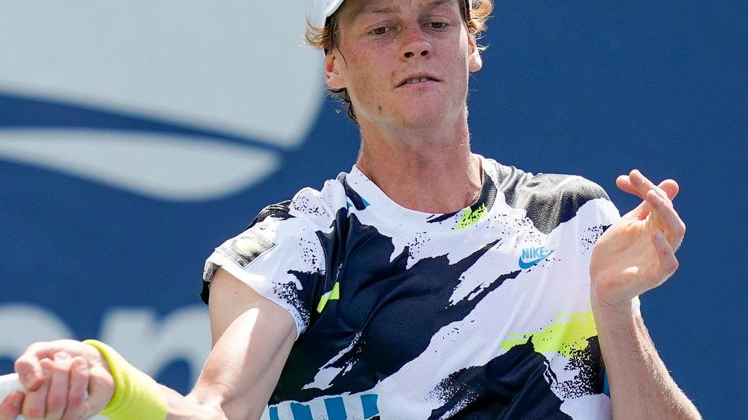Sinner sfiora l’impresa Domina Khachanov, lotta contro l’infortunio e cede solo al tiebreak