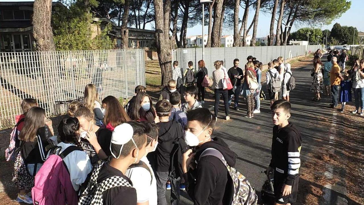 Manifestazione di protesta dei genitori della “Rismondo”