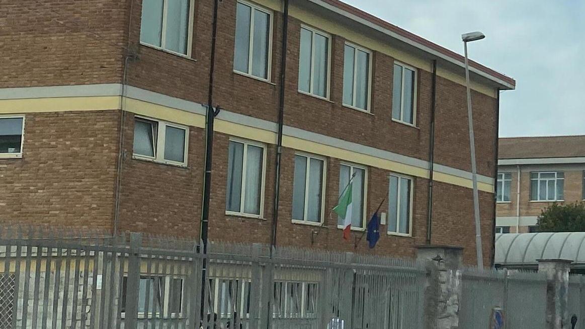 Pavimenti sporchi al Fermi, cinquemila euro per le pulizie