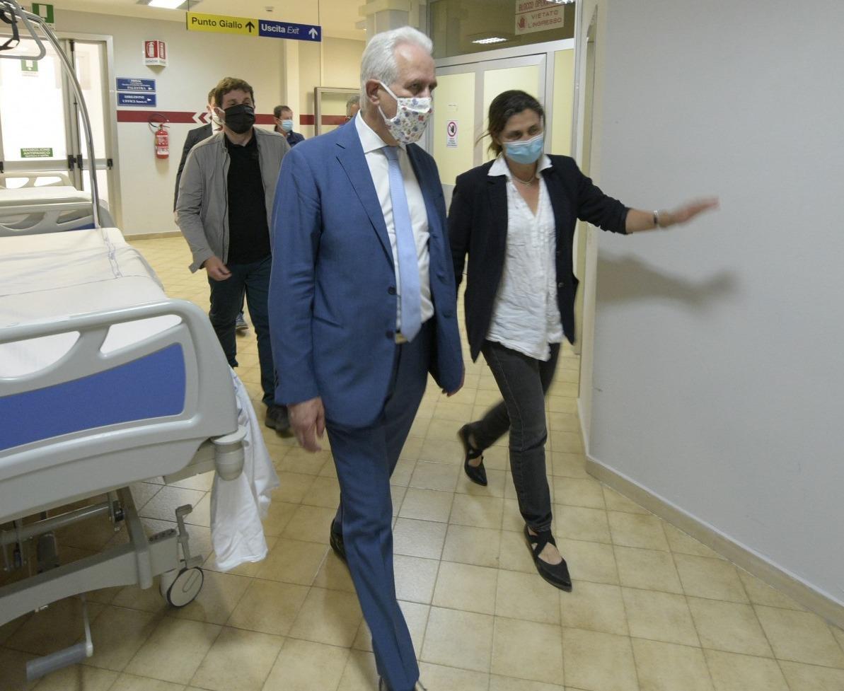 Santi sulla terapia intensiva: «L’impegno solenne di Giani»