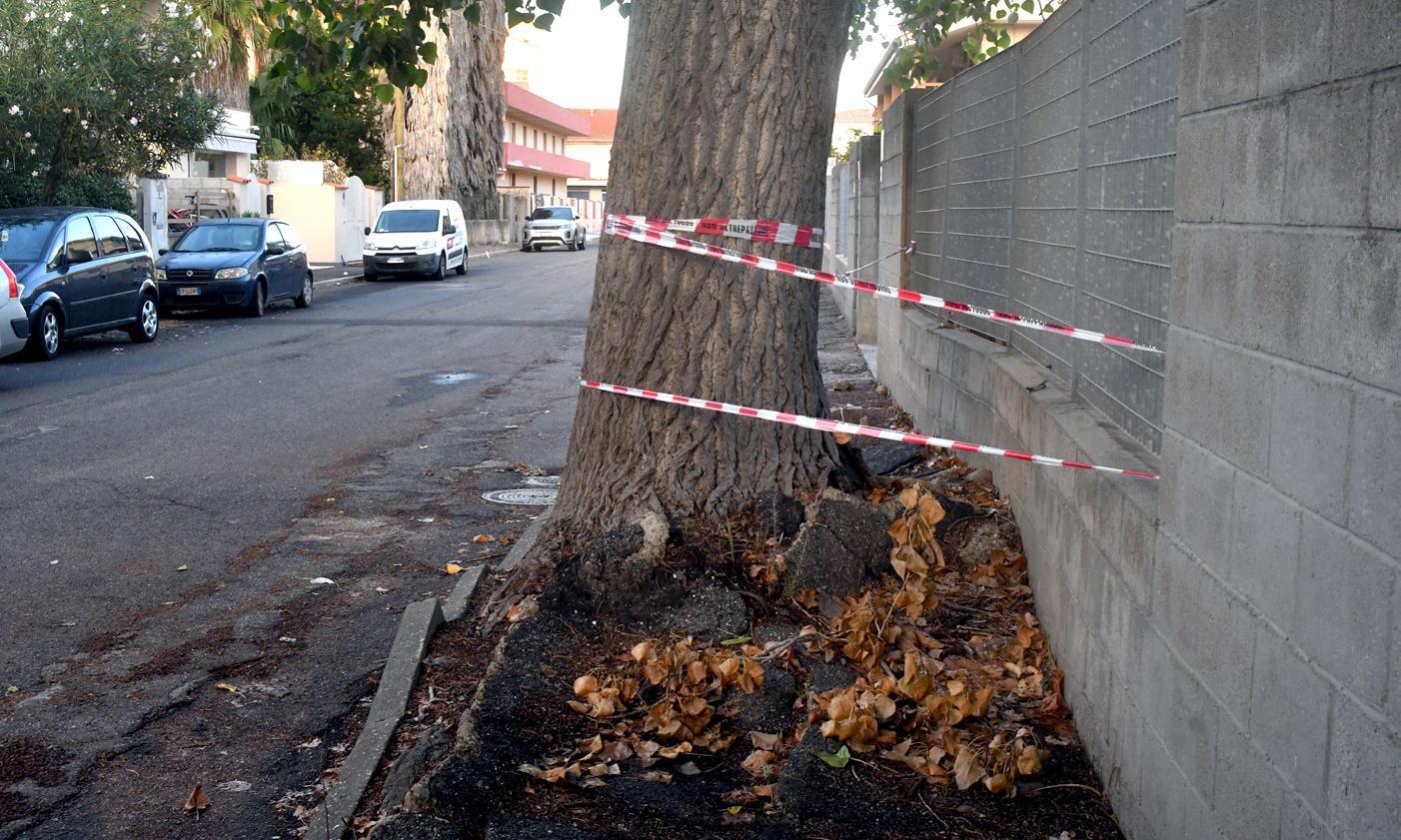 Un marciapiede impraticabile