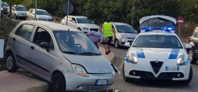 Sassari, con l’auto contro un cartello stradale 