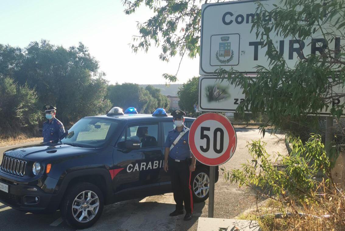 Truffava promettendo amore e affari 