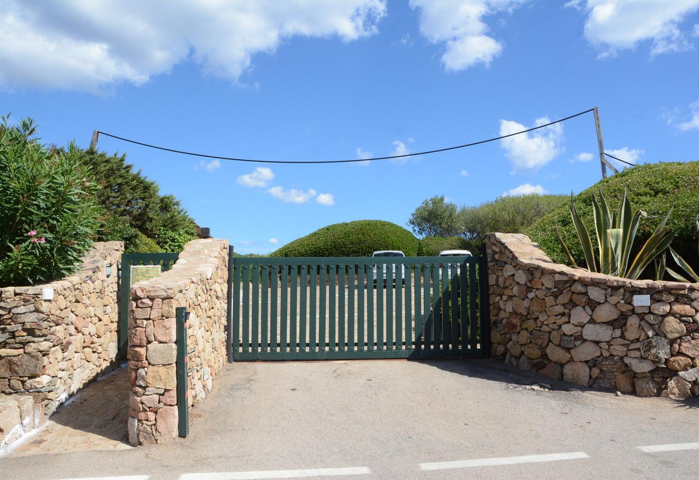 Tocca l’autoclave e muore folgorato 