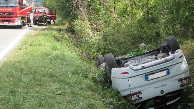Serramazzoni. Sorpassano il trattore ma vengono tamponati da un camion