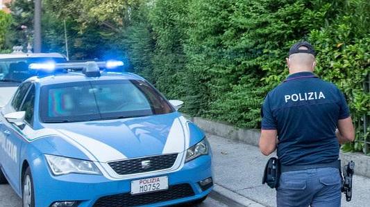 Botte con spranghe e bottiglie al Barco, paura in strada davanti al bar
