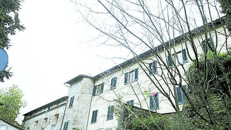 Anziani maltrattati, operatrici arrestate. Le intercettazioni-choc: «Girati ancora e ti prendo a calci»
