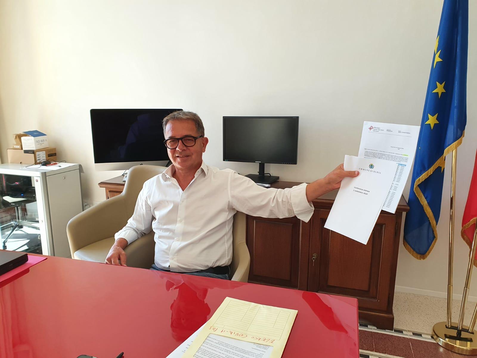 Il sindaco Settimo Nizzi in conferenza stampa (foto Gavino Sanna)