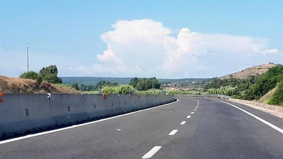 Sulla Carlo Felice a 220 chilometri orari: per un 50enne di Porto Torres maxi multa e patente ritirata
