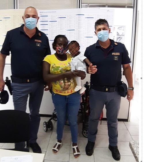 Mamma e figlioletta riunite assieme agli agenti della Polfer