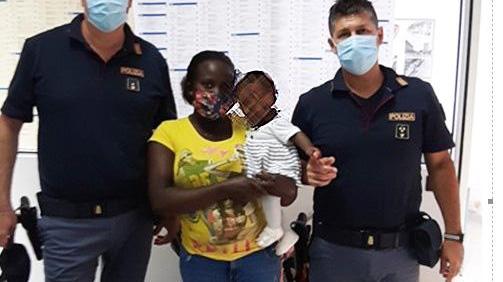 Mamma e figlioletta riunite assieme agli agenti della Polfer