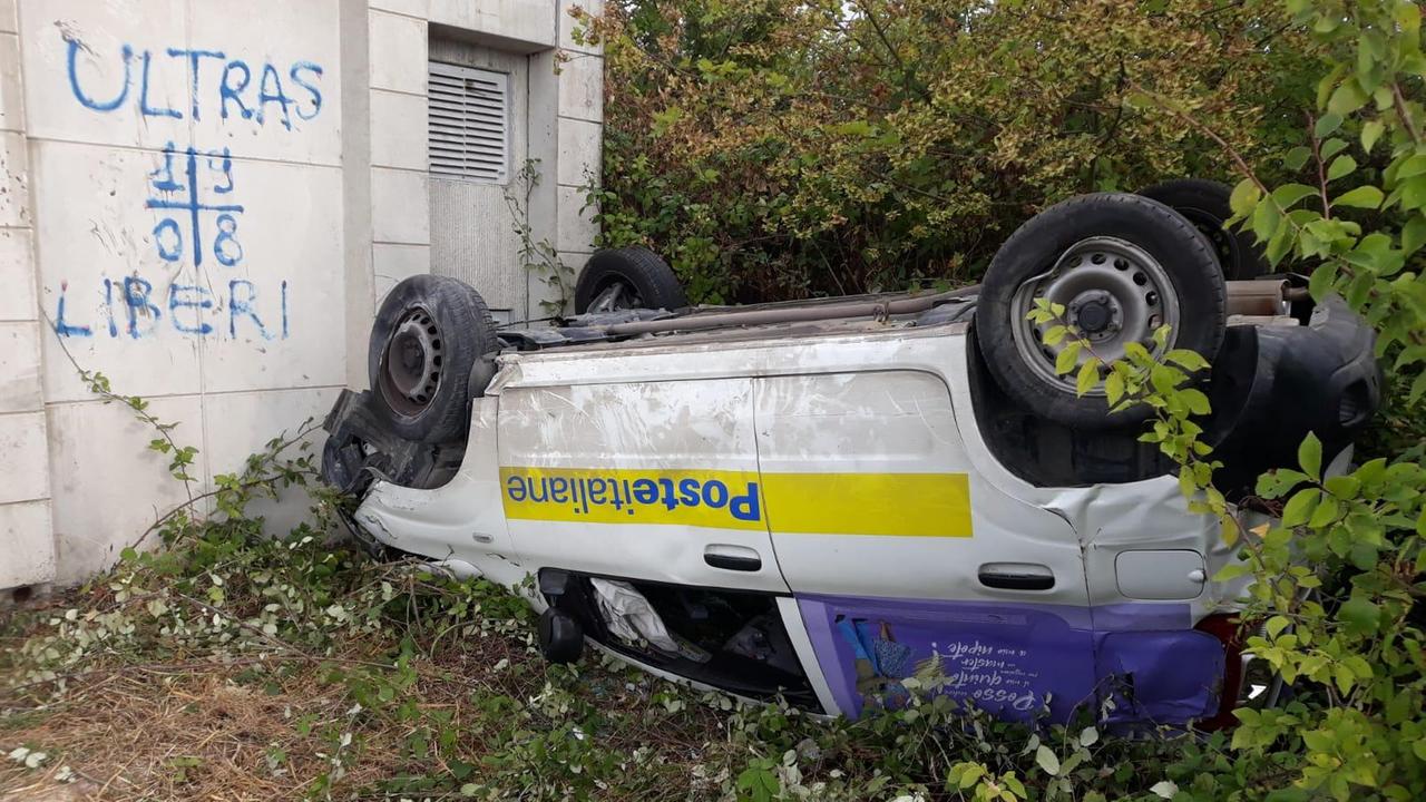 La Panda delle Poste ribaltata in via del Ferro