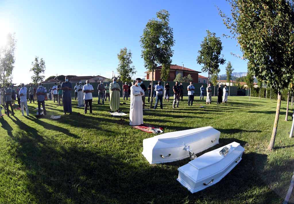 Sorelline morte, l'addio a Malak e Jannat sul prato verde. La famiglia Lassiri torna a Torino 