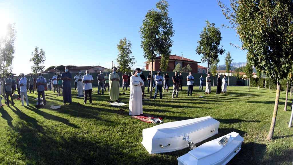 Sorelline morte, l'addio a Malak e Jannat sul prato verde. La famiglia Lassiri torna a Torino