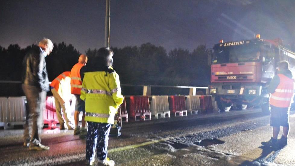Sassuolo Il Ponte Veggia all’esame prove di carico Notti a simulare il passaggio di corriere