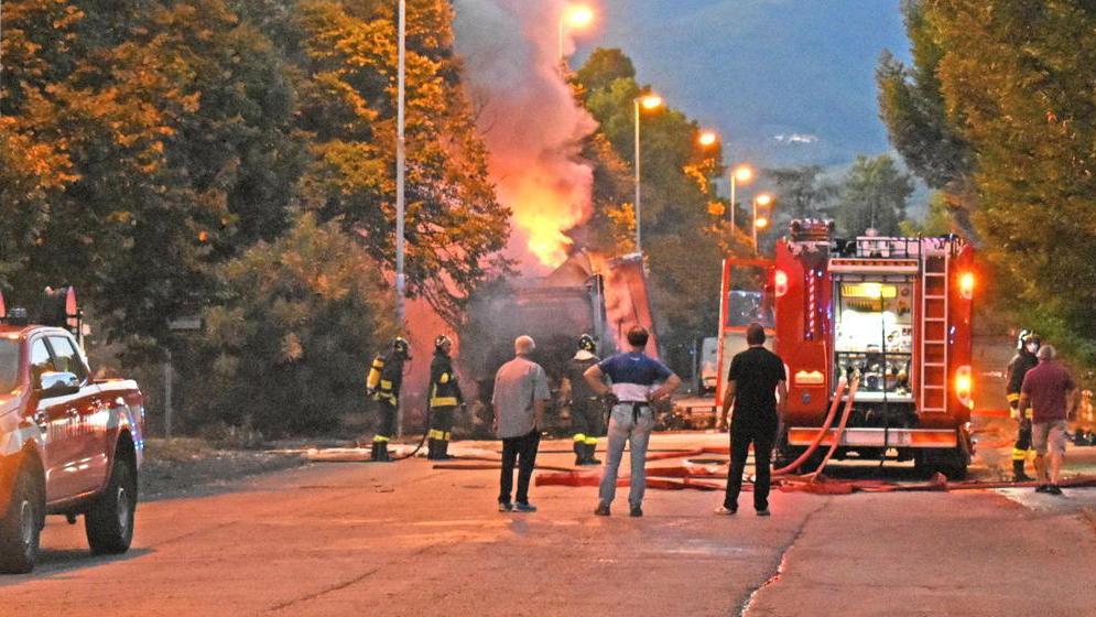 Distrutto dalle fiamme camion carico di filati