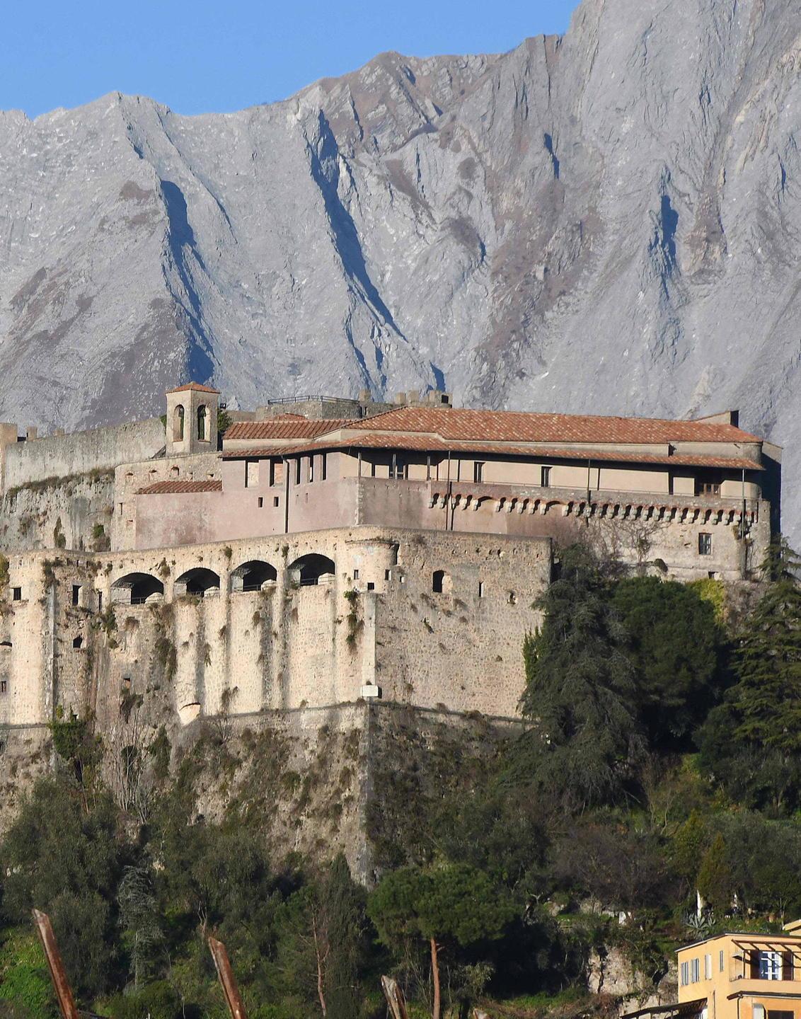 Quel possente castello che “sorveglia” la città 