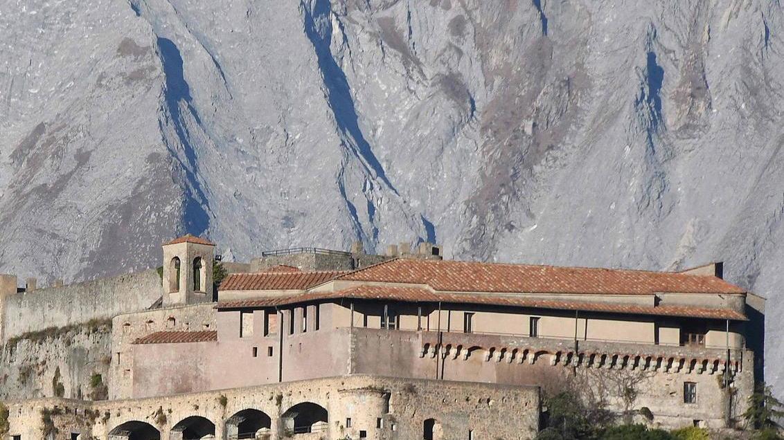 Quel possente castello che “sorveglia” la città