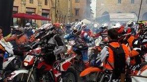 «Fermate la Motocavalcata» Si accende la paura contagi