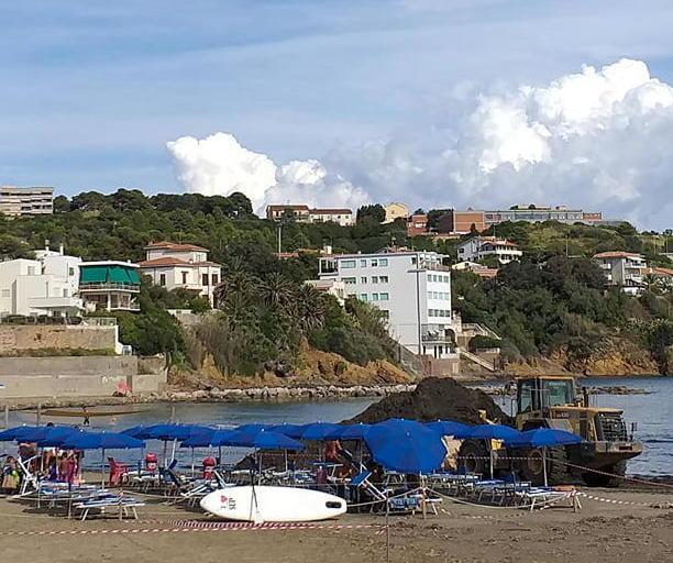 Ancora ruspa e trattore per rimuovere le alghe e migliorare la spiaggia negli ultimi giorni d’estate