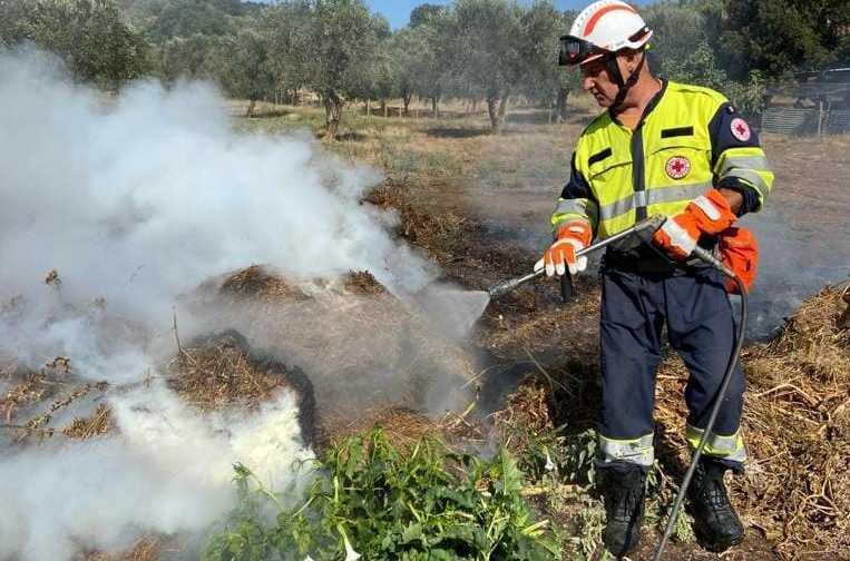 Croce Rossa in campo per spegnere gli incendi