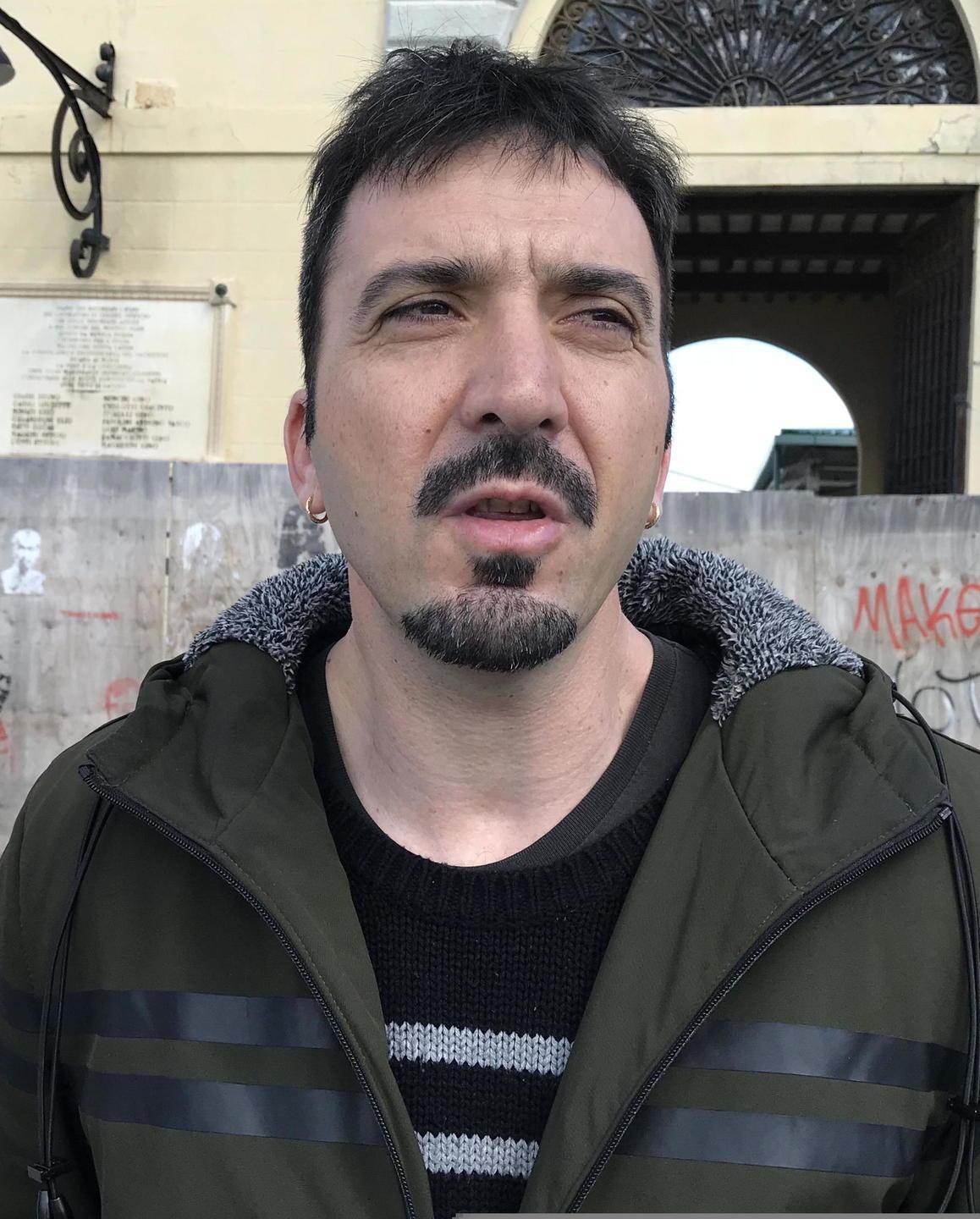 Ma il Pci lo contesta «Quella bandiera non gli appartiene»