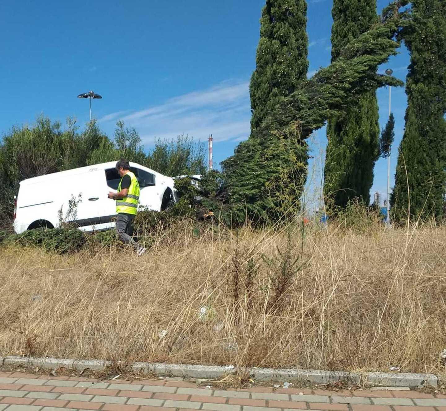 Si schianta contro i cipressi