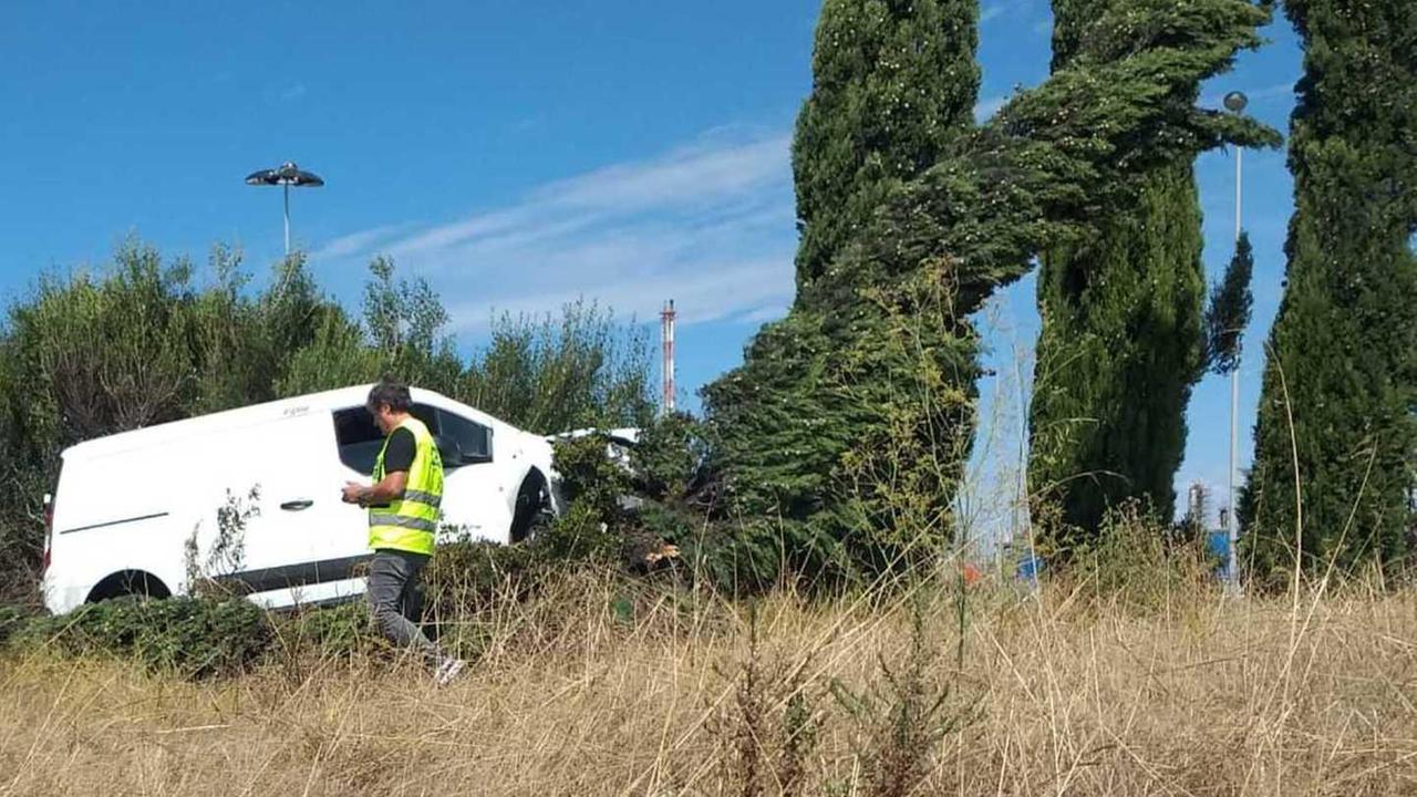 Si schianta contro i cipressi