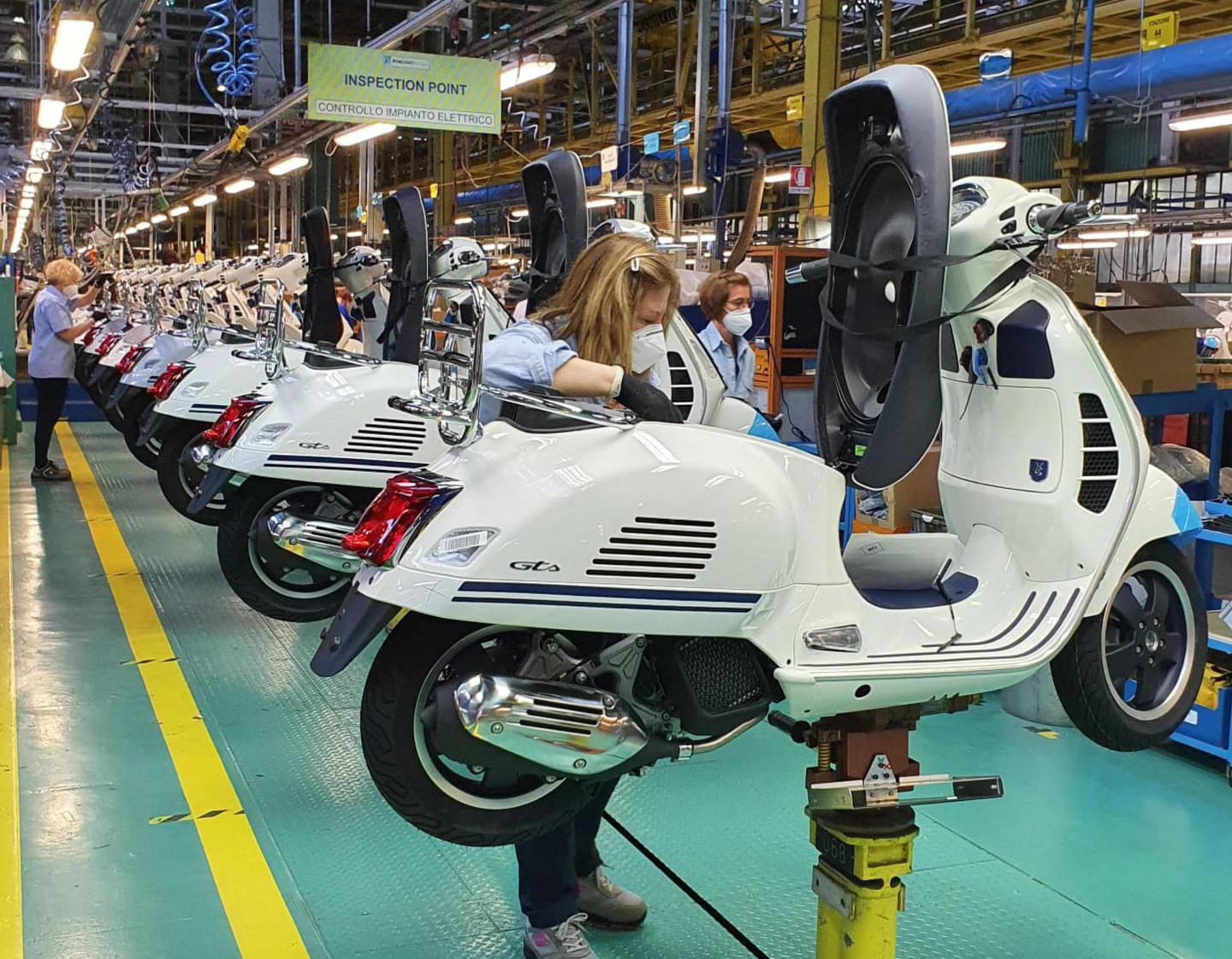 Piaggio, i sindacati: «Stabilizzare i 60 operai part-time entro dicembre» 