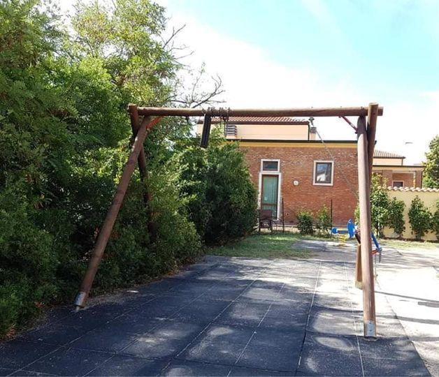 Atti vandalici nel parco giochi di Castelnuovo