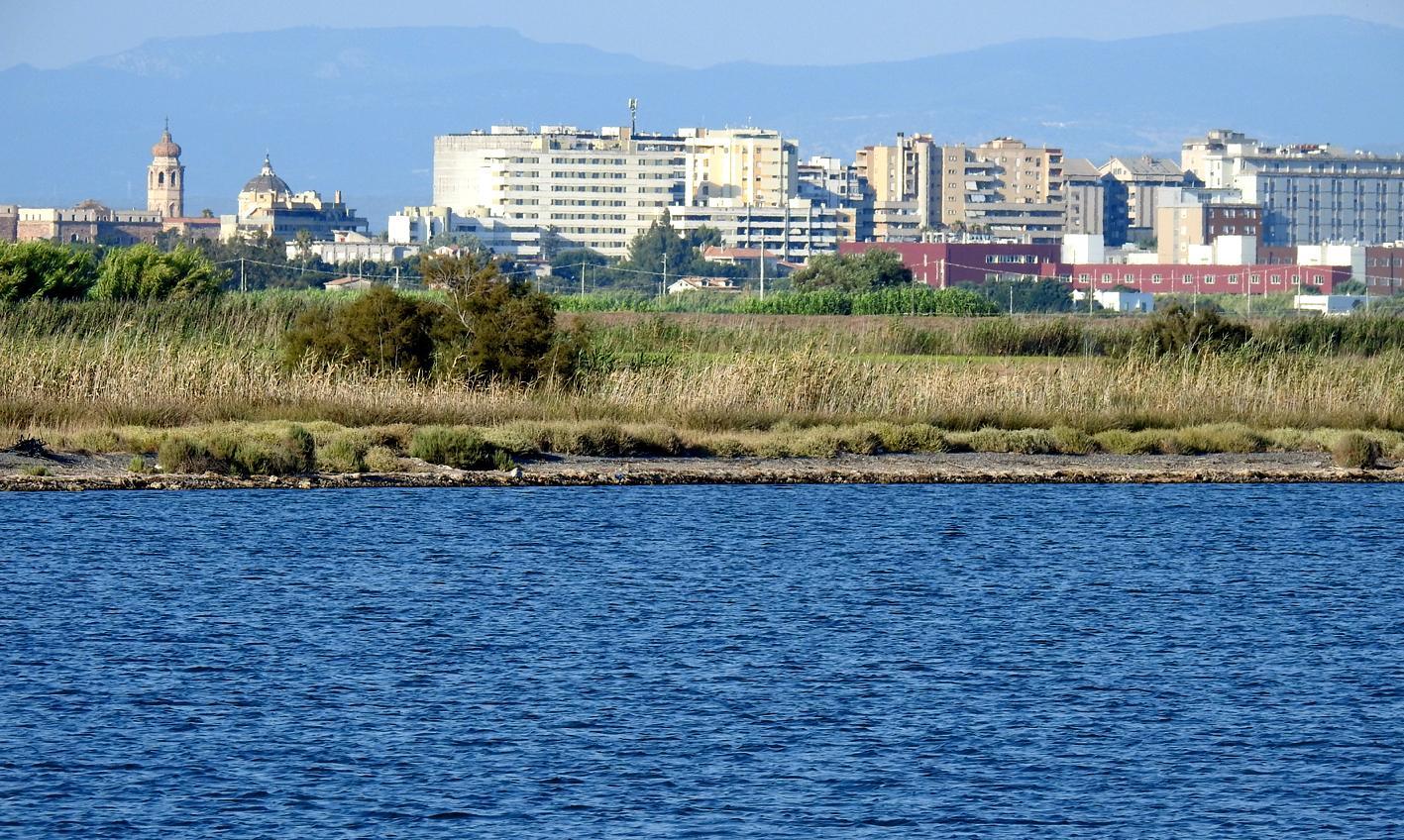 La città abbracciata da verde e acqua