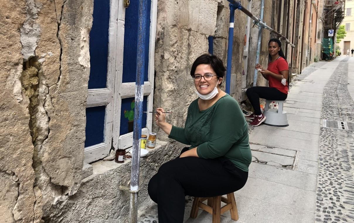 In via Capo d’Oro murales per coprire il degrado 