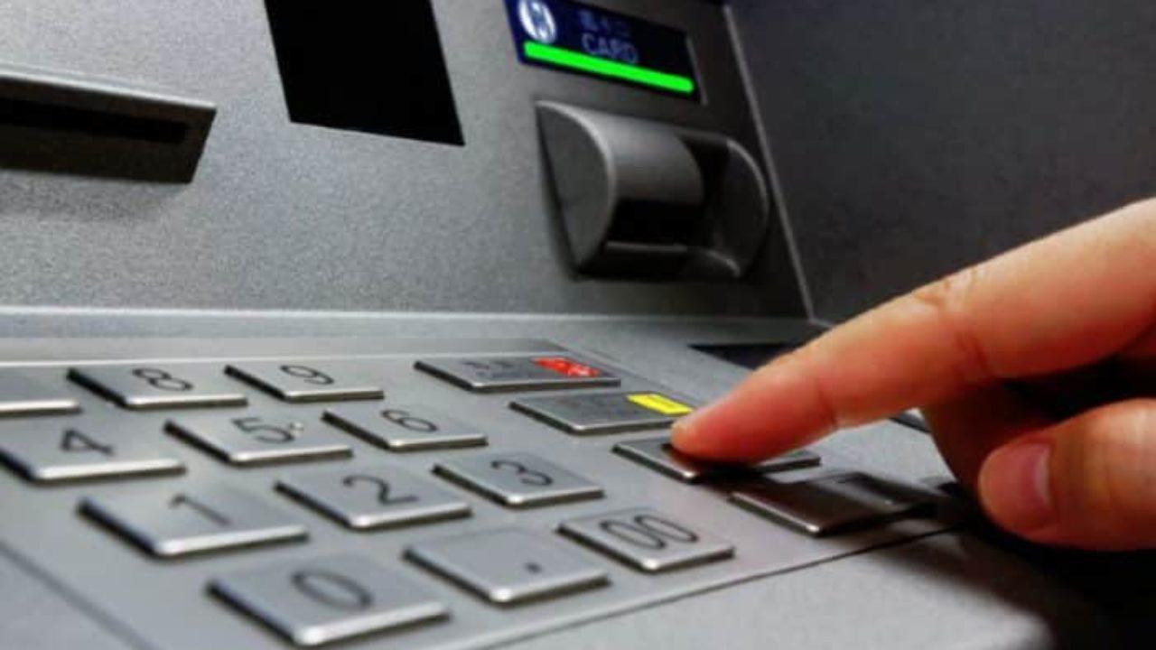 Svuota la carta Postepay del compagno di stanza: denunciato