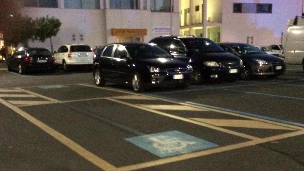 Auto in sosta nei parcheggi per disabili: in sei mesi già 449 multe agli incivili