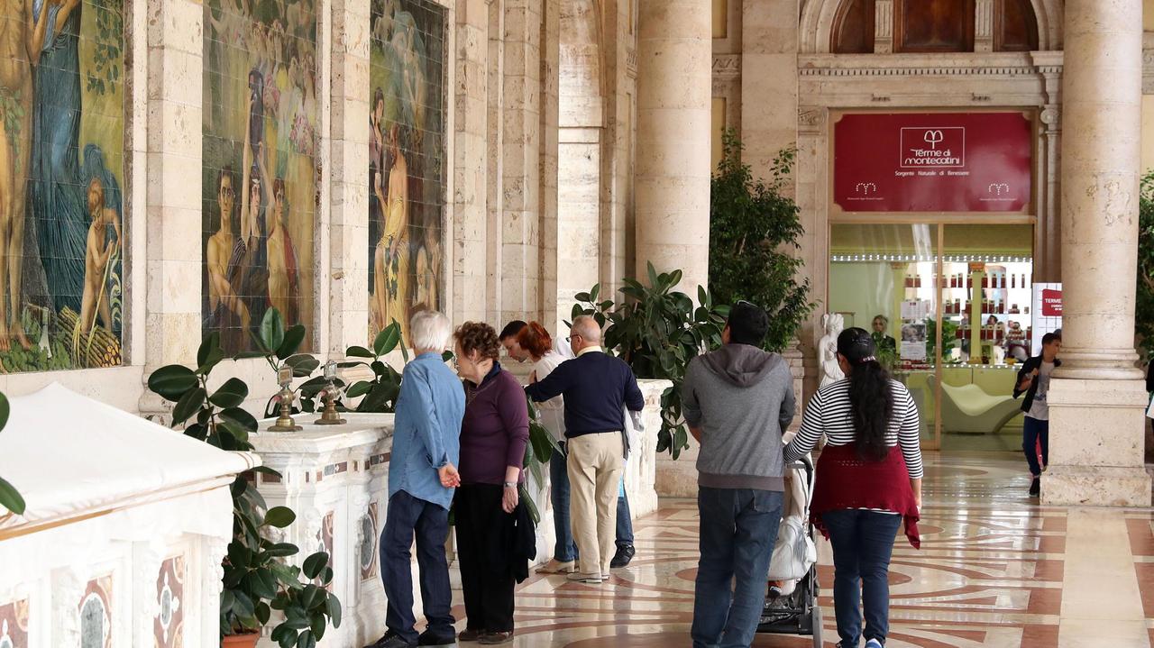 Turisti alle Terme Tettuccio in una foto d’archivio