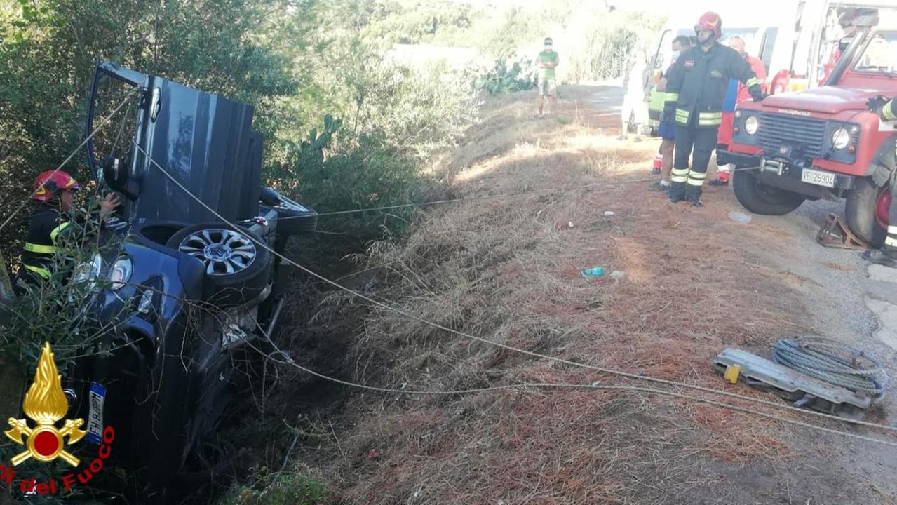 Arzachena, l'auto si ribalta: tre feriti