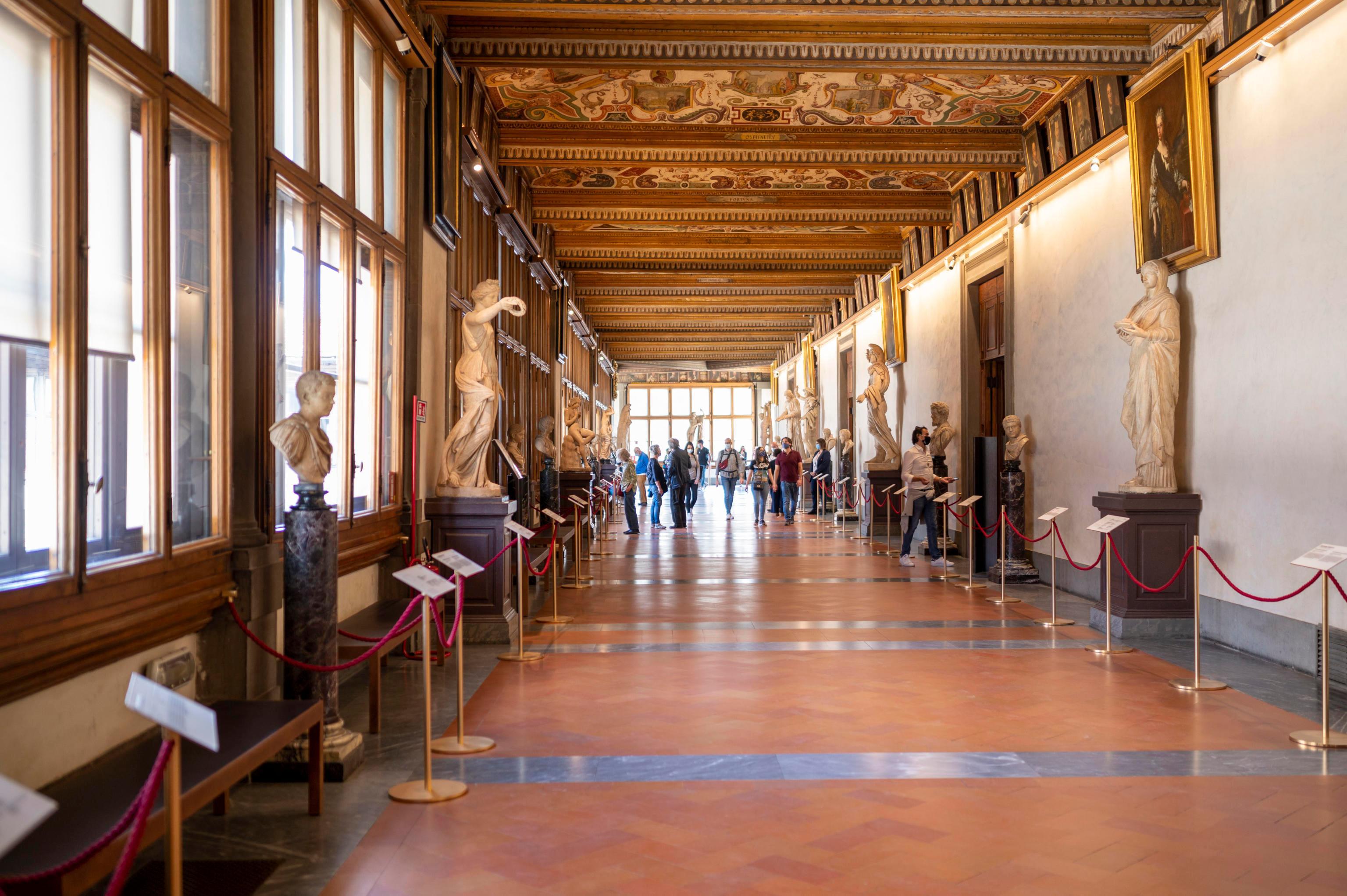 Malore al lavoro, addetto alla vigilanza muore nel museo degli Uffizi