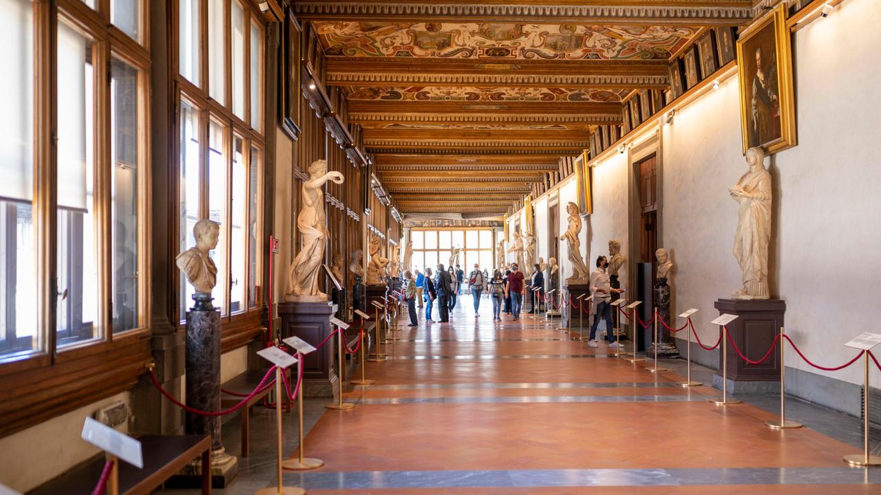 Malore al lavoro, addetto alla vigilanza muore nel museo degli Uffizi