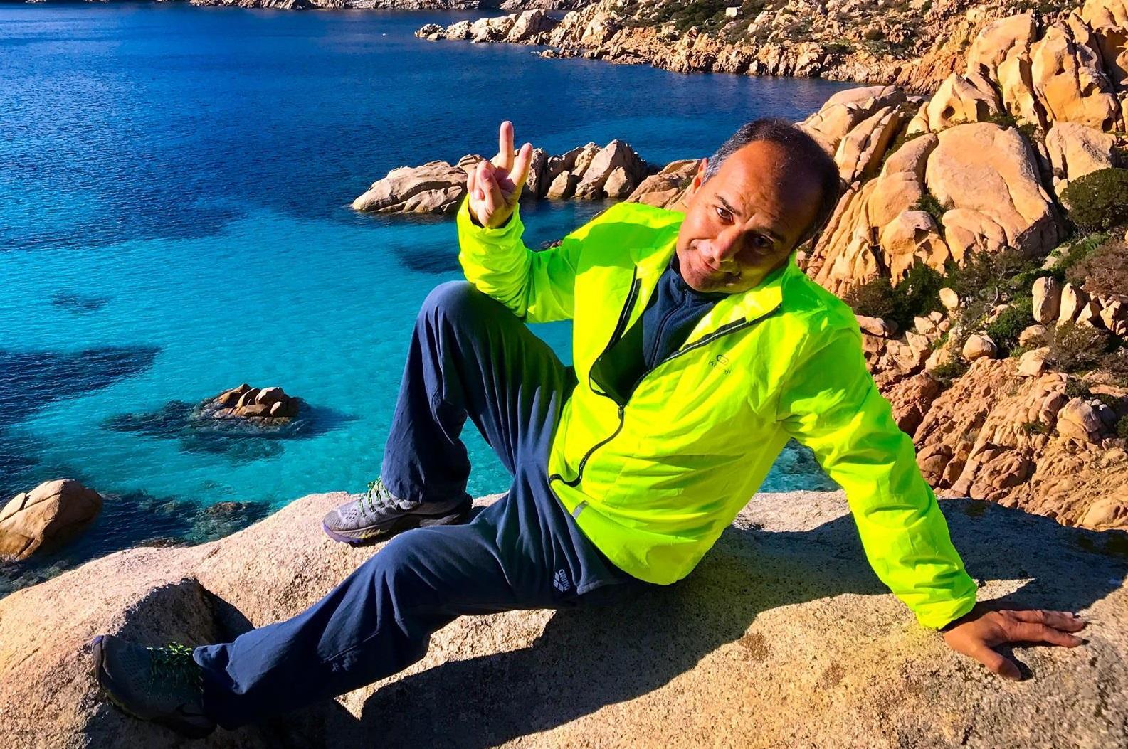La Maddalena, stregato da Cala Coticcio se ne prende cura gratis 