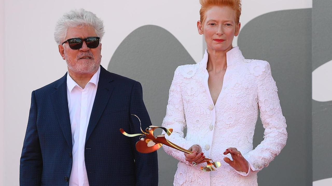 Almodovar, 30 minuti di un monologo-thriller: «Ho riletto Cocteau e l’ho fatto mio. Osando»