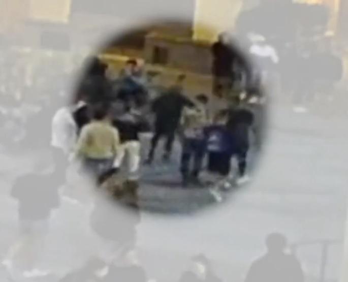 La sagoma scura al centro dell'immagine è il giovane in fuga pochi istanti dopo aver strappato la collana al coetaneo, la scena è stata ripresa dalle telecamere di sorveglianza