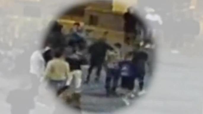 La sagoma scura al centro dell'immagine è il giovane in fuga pochi istanti dopo aver strappato la collana al coetaneo, la scena è stata ripresa dalle telecamere di sorveglianza