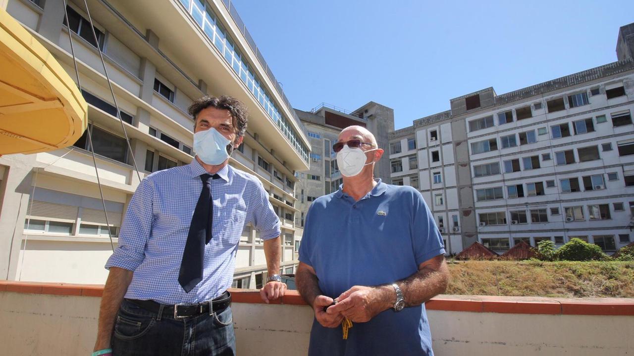 Il sindaco Matteo Biffoni e l'ingegner Gavazzi davanti al vecchio ospedale (foto Batavia)