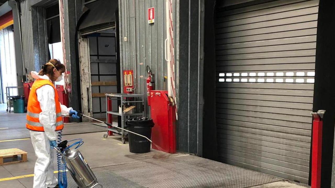 Operazioni di sanificazione degli ambienti all’interno della Piaggio (foto d’archivio)