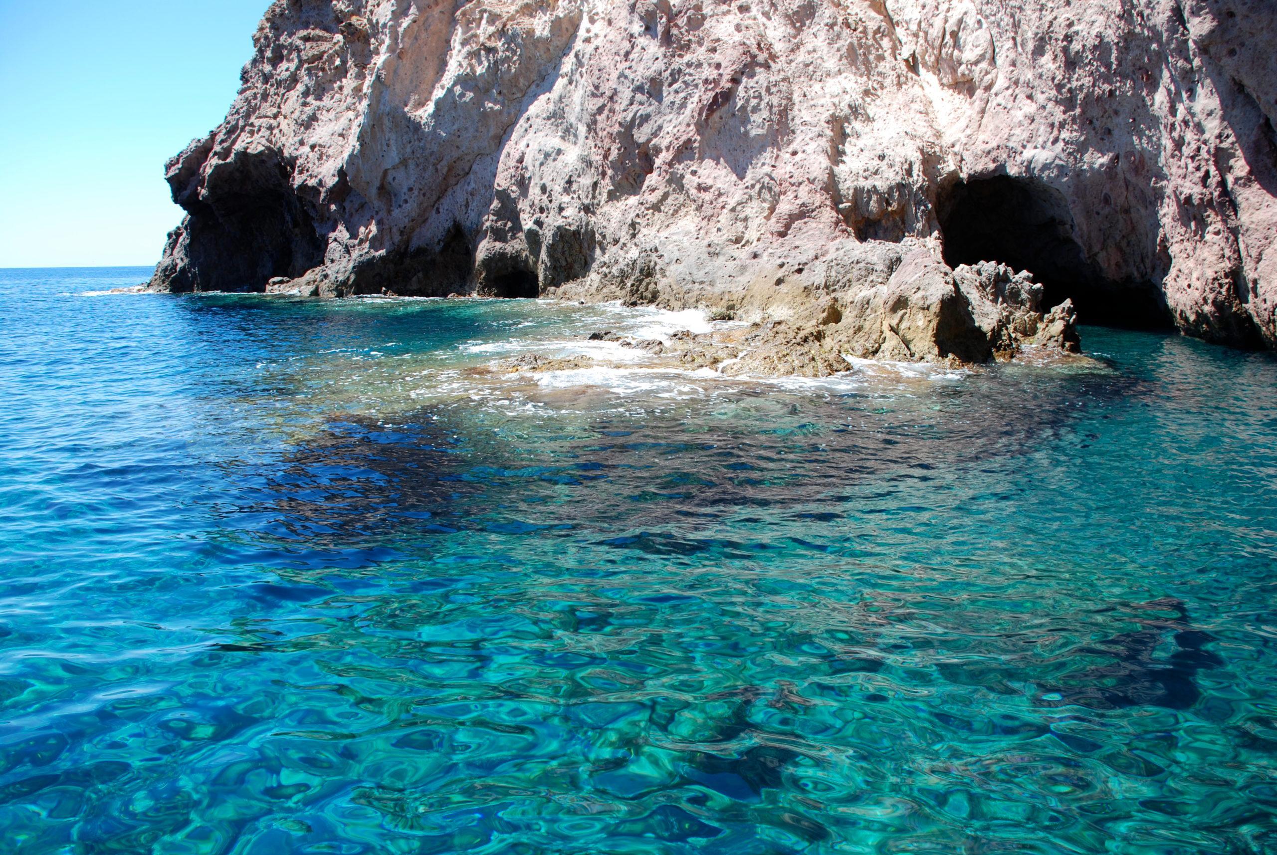 A Capraia in kayak nella grotta della foca monaca: multa di 333 euro a testa 