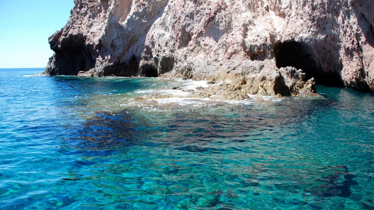 A Capraia in kayak nella grotta della foca monaca: multa di 333 euro a testa