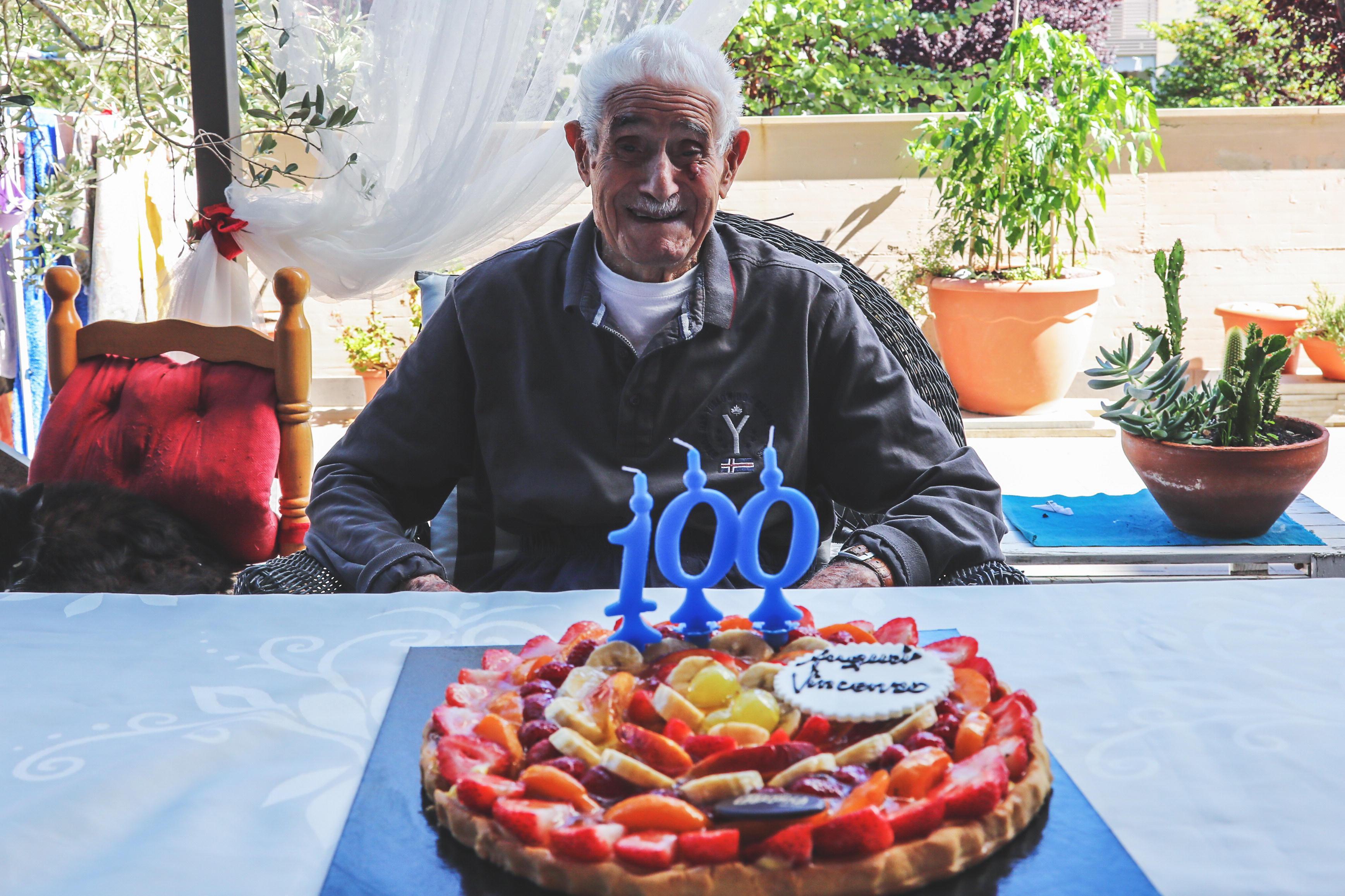 Vincenzo Lalia con la speciale torta per i suoi 100 anni (foto Dario Marzi)