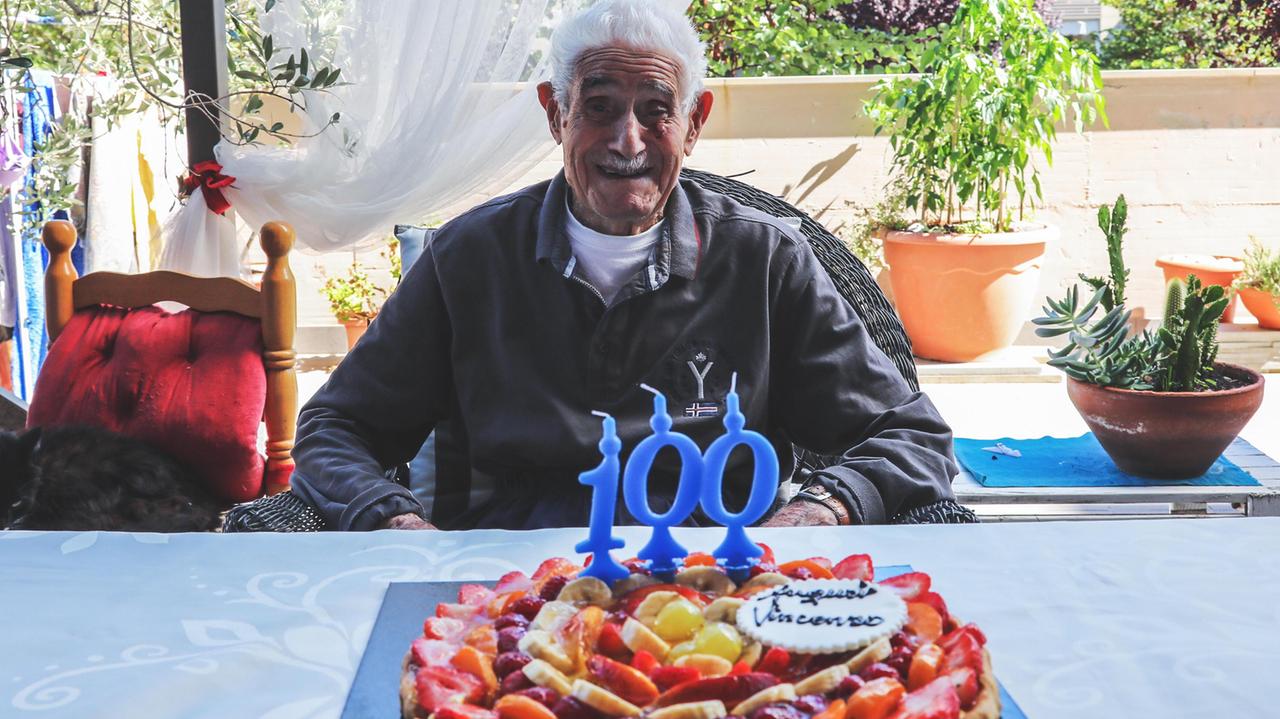 Vincenzo Lalia con la speciale torta per i suoi 100 anni (foto Dario Marzi)