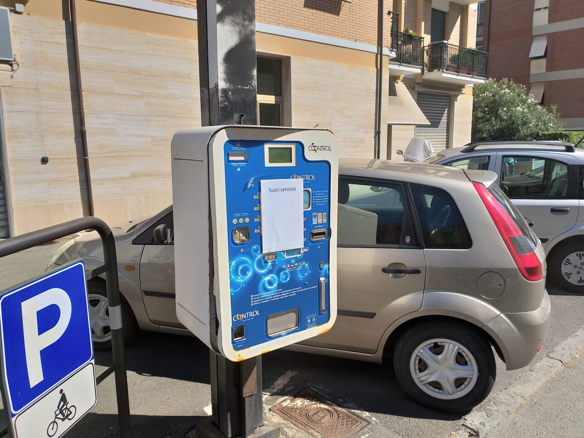 Il distributore dei preservativi danneggiato in via Donnini